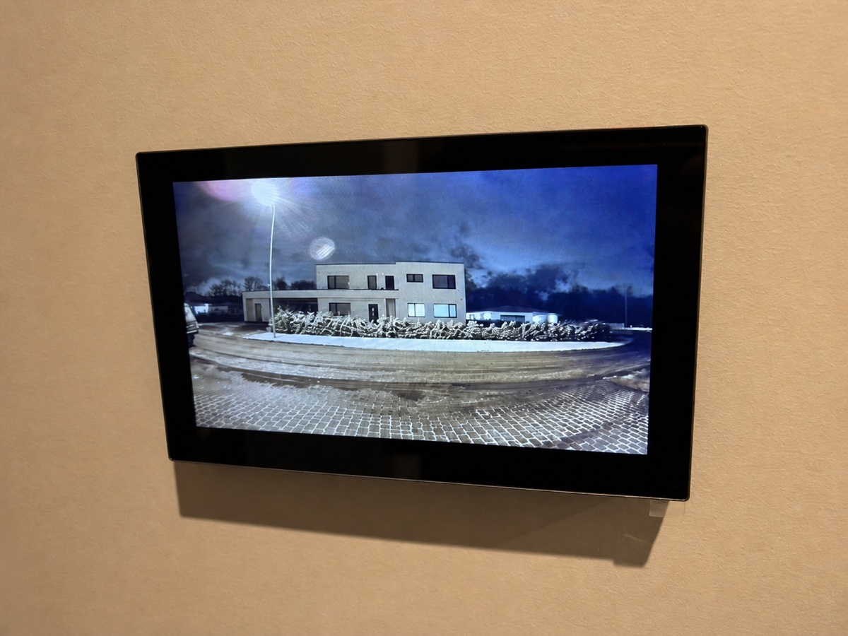 Seinale paigaldatud videodomofoni siseekraan