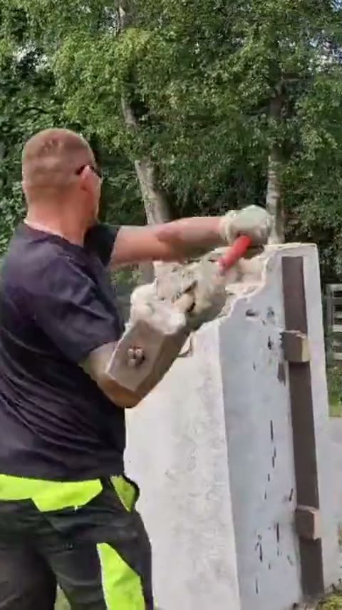 Демонтаж старого бетонного столба