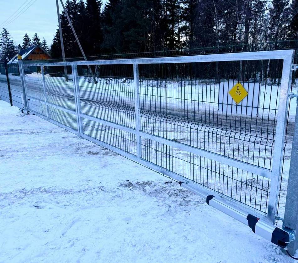 Sliding gate, winter install