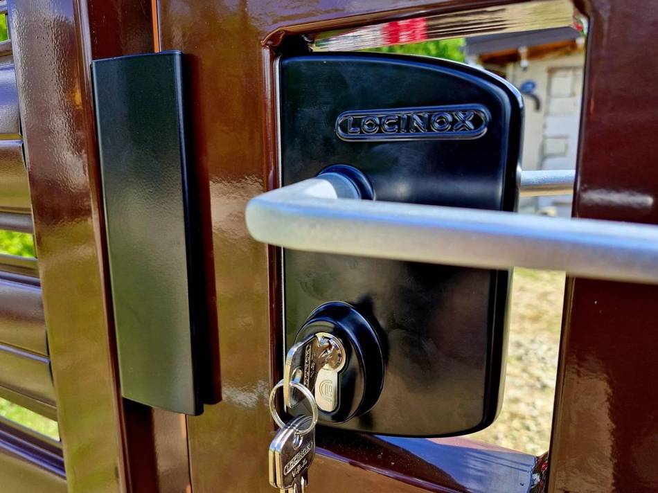 Замок Locinox на калитке