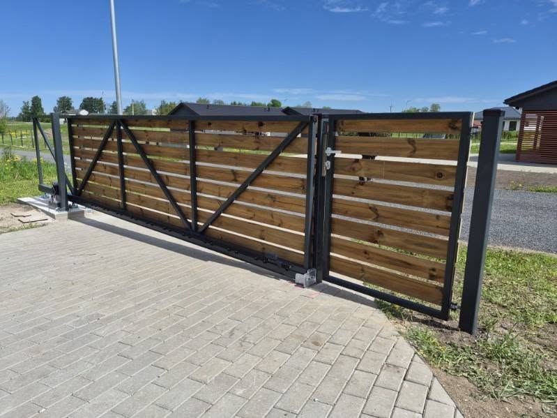 Деревянные распашные ворота на стальном каркасе